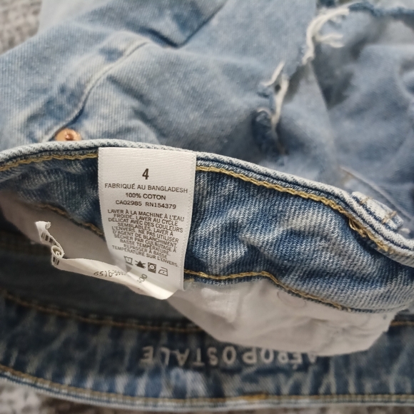 Aeropostale Boyfriend Light Wash Raw Hem Jean Shorts Women Sz 4 - Picture 3 of 7